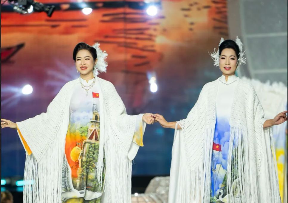 MC - Ca sĩ Quỳnh Hoa và NSND Trịnh Kim Chi trong thiết kế của Việt Hùng