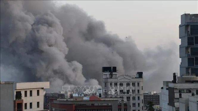 Khói lửa bốc lên trong một vụ nổ sau đợt không kích nhằm vào Tehran, Iran ngày 6-3. Ảnh: THX/TTXVN