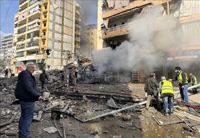 Tòa nhà bị phá hủy sau vụ không kích của Israel xuống ngoại ô <span style=