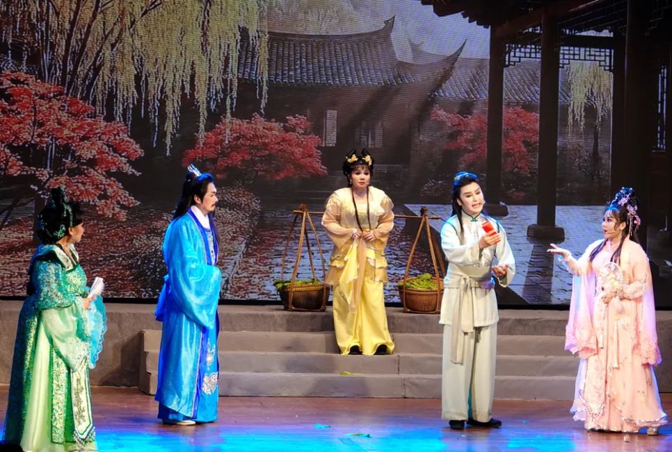 Hoàng Phi Học đau lòng trả lại hôn ước cho nhà họ Dương. Ảnh: THÚY BÌNH