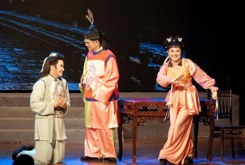 NSND Quế Trân, NSƯT Bảo Trí và NSƯT Võ Minh Lâm phối hợp biểu diễn ăn ý tạo nên những màn diễn hài vui tươi, dí dỏm, thú vị, trong vở cải lương 