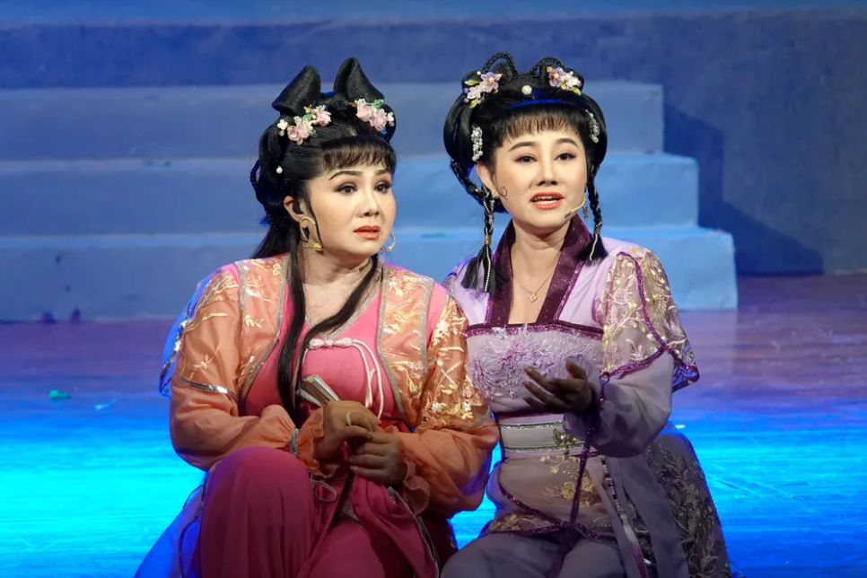 NSND Quế Trân và NSƯT Tú Sương trong vở cải lương 