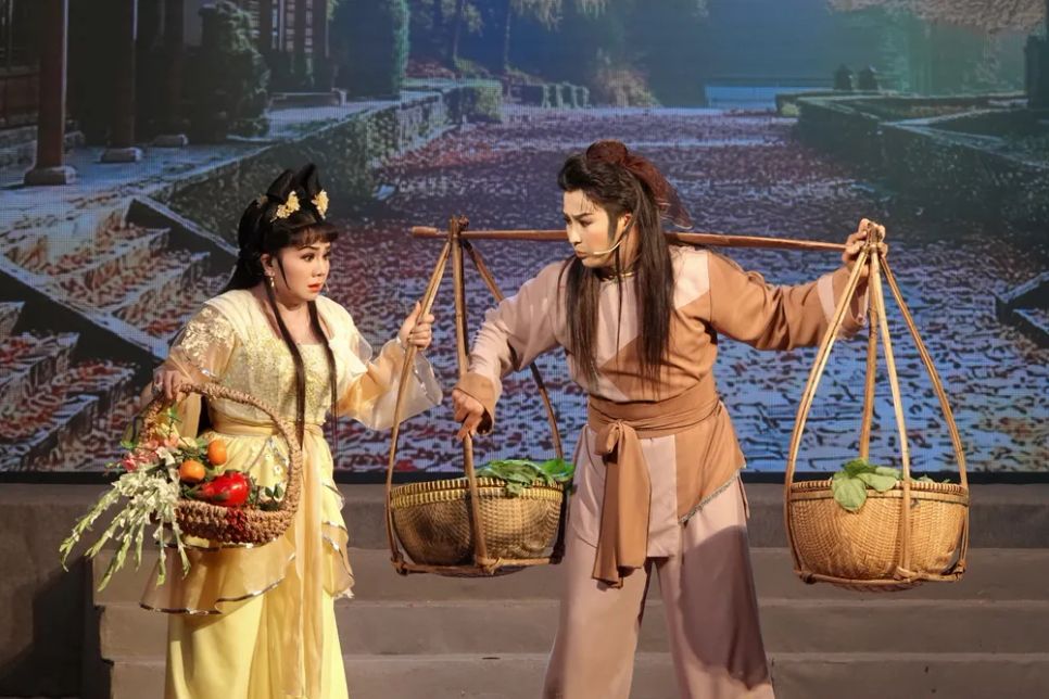 NSƯT Tú Sương và NSƯT Võ Minh Lâm trong vở cải lương 