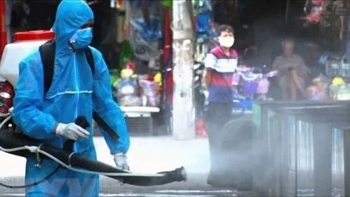 Lực lượng chức năng phun hóa chất khử khuẩn, bảo đảm môi trường sạch sẽ