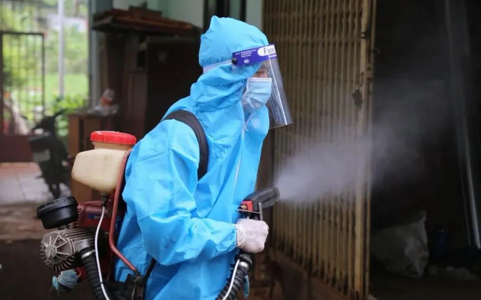 Lực lượng chức năng phun hóa chất khử khuẩn, bảo đảm môi trường sạch sẽ