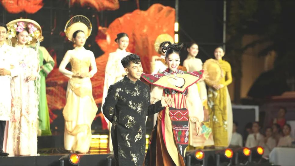 Áo dài là cầu nối giới thiệu vẻ đẹp Việt Nam