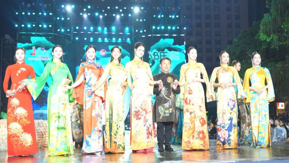 Áo dài là cầu nối giới thiệu vẻ đẹp Việt Nam