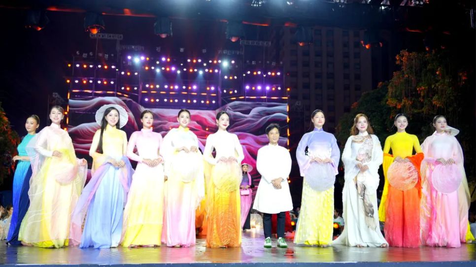 Áo dài là cầu nối giới thiệu vẻ đẹp Việt Nam