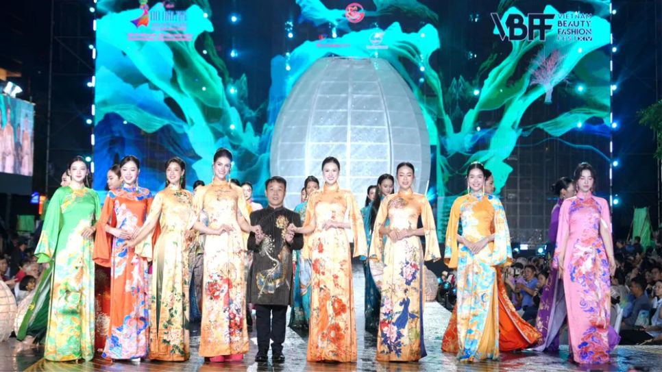 Áo dài là cầu nối giới thiệu vẻ đẹp Việt Nam