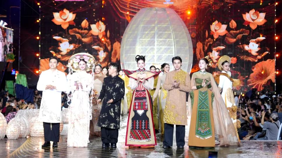 Áo dài là cầu nối giới thiệu vẻ đẹp Việt Nam