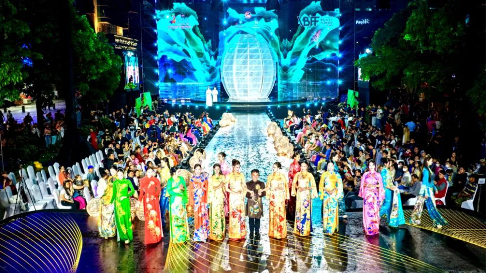 Các hoa hậu, á hậu, nam vương, á vàng cùng tham gia trình diễn