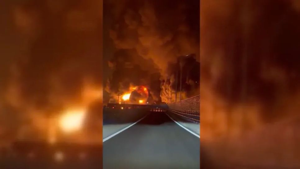 Ngọn lửa bốc cao gần một kho chứa xăng dầu ở phía Đông Bắc Tehran. Ảnh: CNN