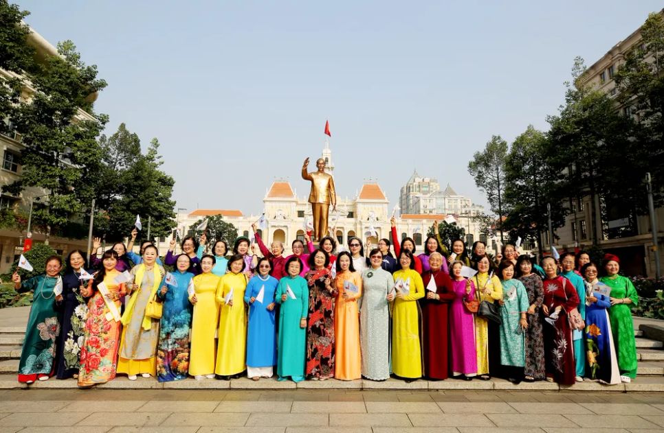 Các đồng chí nữ nguyên lãnh đạo Đảng, Nhà nước; lãnh đạo TPHCM và hội viên Hội LHPN TPHCM tại Tượng đài Chủ tịch Hồ Chí Minh. Ảnh: DŨNG PHƯƠNG