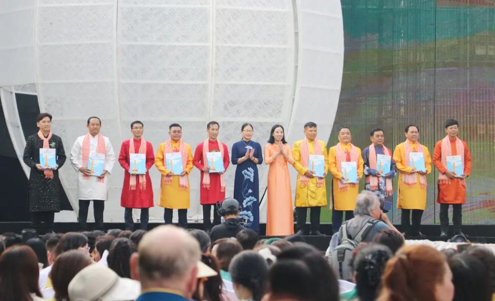 CLB “Nam giới tiên phong thúc đẩy bình đẳng giới TPHCM” nhận quyết định thành lập. Ảnh: TIỂU TÂN