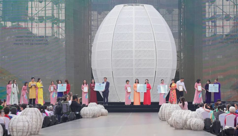 Nguyên Phó Bí thư Thành ủy TPHCM Nguyễn Thị Thu Hà và Chủ tịch Hội LHPN TPHCM Võ Ngọc Thanh Trúc trao <span style=