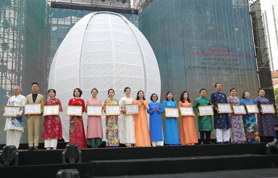 Nguyên Phó Bí thư Thành ủy TPHCM Nguyễn Thị Thu Hà và Chủ tịch Hội LHPN TPHCM Võ Ngọc Thanh Trúc trao <span style=