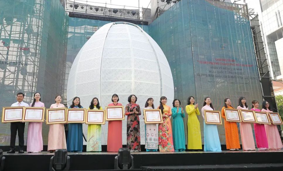 Nguyên Phó Chủ tịch nước Trương Mỹ Hoa, Nguyên Phó Chủ tịch nước Đặng Thị Ngọc Thịnh và Phó Chủ tịch UBND TPHCM Trần Thị Diệu Thúy trao Bằng khen của Thủ tướng cho tập thể và các cá nhân. Ảnh: DŨNG PHƯƠNG