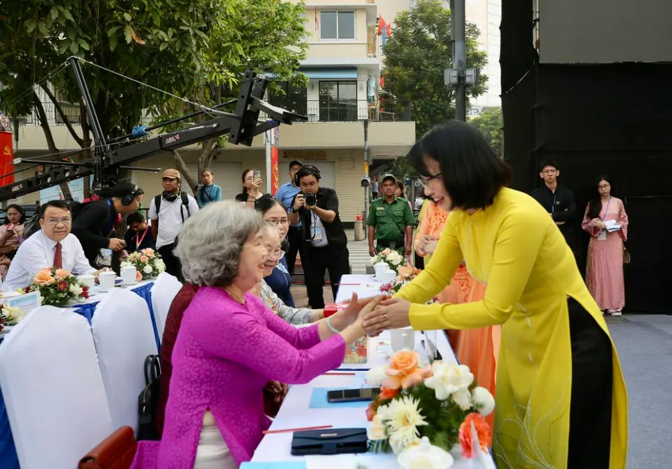 Phó Chủ tịch UBND TPHCM Trần Thị Diệu Thúy thăm hỏi, tri ân các Mẹ Việt Nam Anh hùng. Ảnh: DŨNG PHƯƠNG