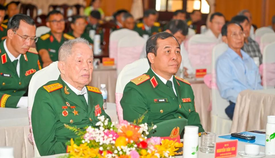 Anh hùng LLVT nhân dân Nguyễn Văn Tàu (bên trái) cùng các đại biểu tham dự họp mặt