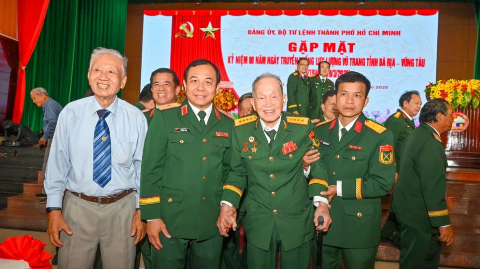 Các đại biểu chụp hình lưu niệm tại chương trình