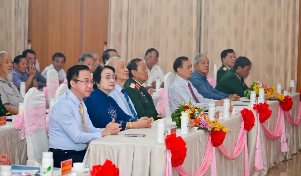 Đồng chí Đặng Minh Thông, Phó Bí thư Thành ủy TPHCM (thứ nhất từ trái qua), cùng các đại biểu tham dự họp mặt