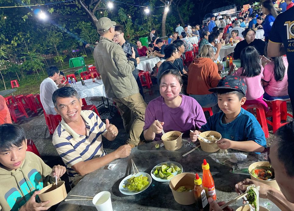 Vẻ mặt hân hoan của gia đình anh Nam - công nhân KCN Bàu Bàng khi thưởng thức phở