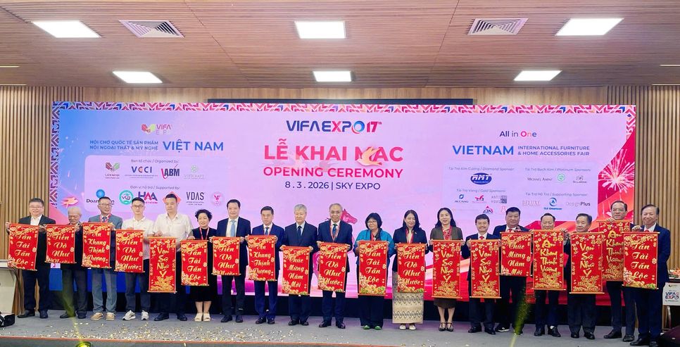 Các thành viên Ban tổ chức VIFA EXPO thả liễn khai mạc hội chợ ngày 8/3