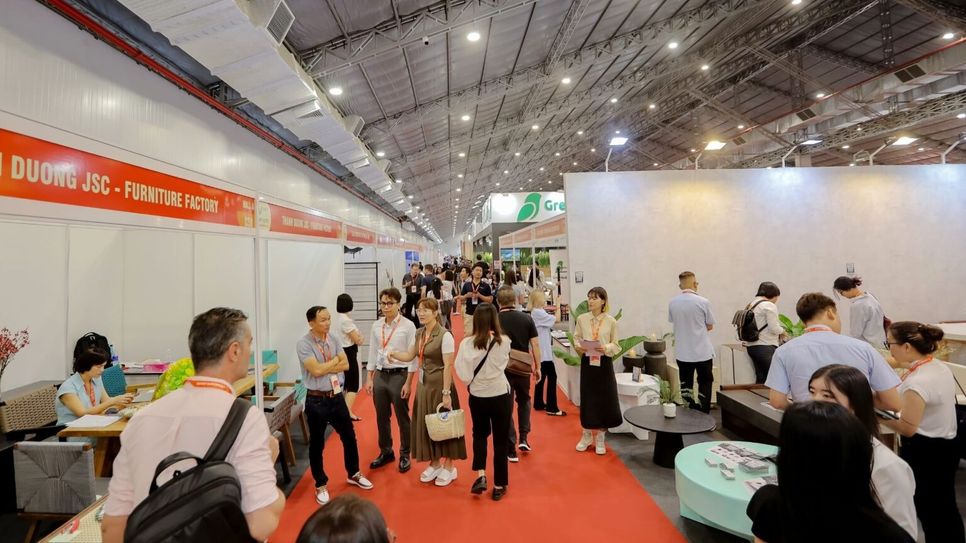 Đông khách hàng tham quan tại VIFA EXPO 2026