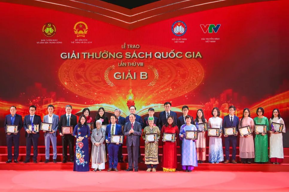 Các tác giả, nhà xuất bản được trao giải B Giải thưởng Sách Quốc gia lần thứ VIII. Ảnh: VIẾT CHUNG