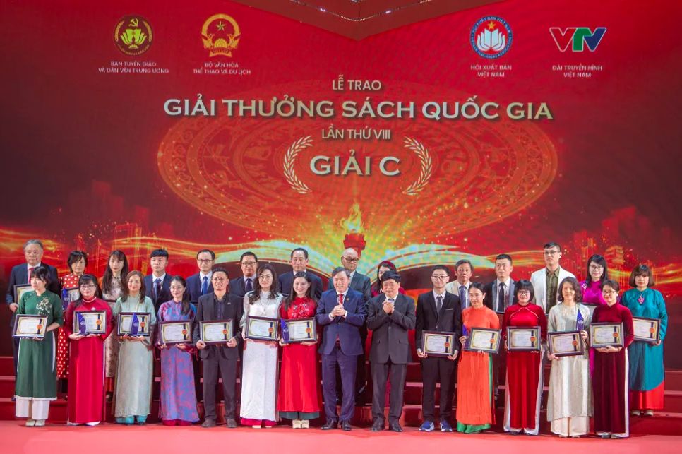 Các tác giả, nhà xuất bản được trao giải C Giải thưởng Sách Quốc gia lần thứ VIII. Ảnh: VIẾT CHUNG