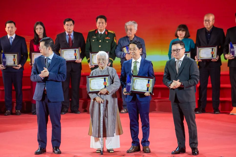 Tác giả Xuân Phượng và đại diện Nhà Xuất bản Tổng hợp TPHCM nhận Giải tác phẩm được bạn đọc yêu thích với cuốn sách “Gánh gánh… gồng gồng...”