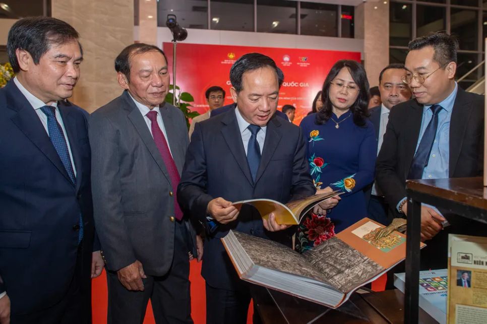 Trưởng Ban Tuyên giáo và Dân vận Trung ương Trịnh Văn Quyết và các đại biểu tham quan khu vực trưng bày sách trước thềm lễ trao giải