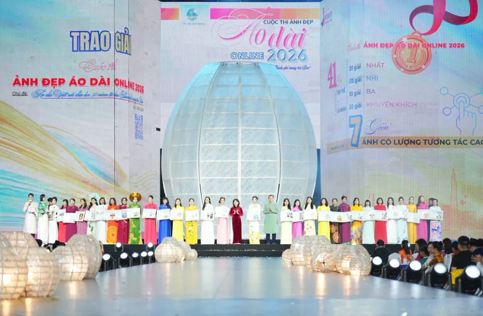 Ban tổ chức trao giải cho các đội thi