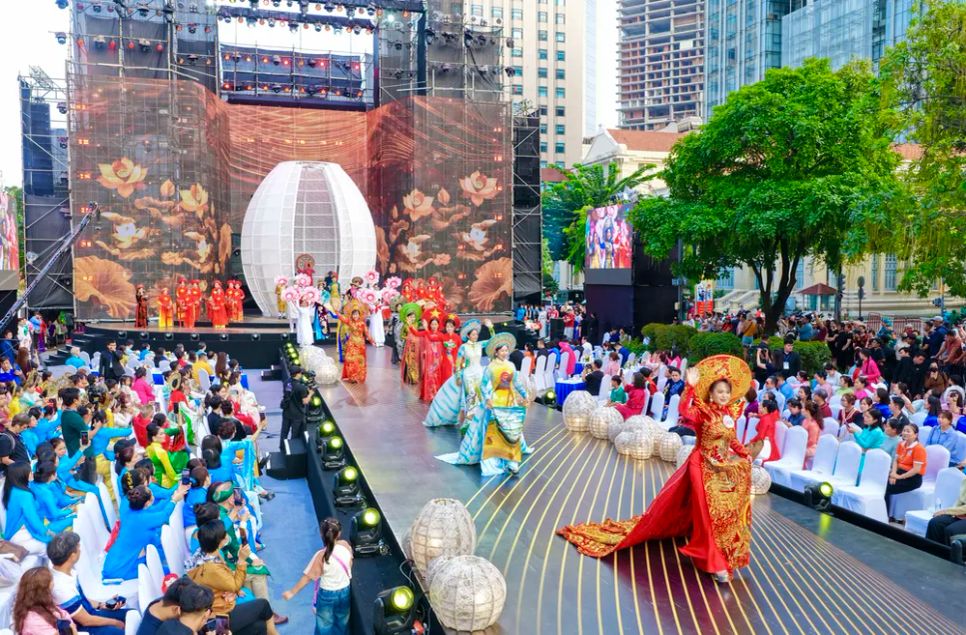 Các đội thi từ 168 phường, xã, đặc khu trình diễn áo dài