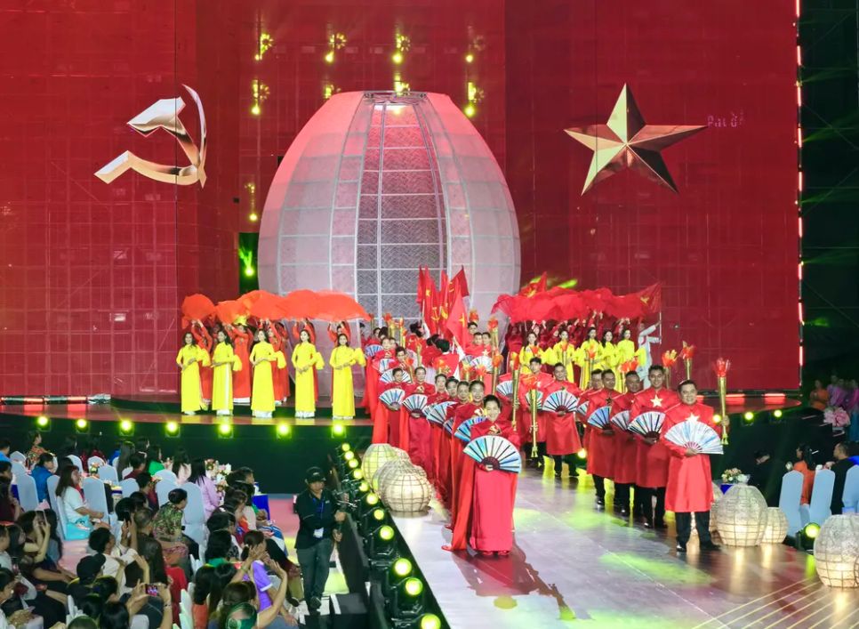 Đội “Vàng son tên Bác” đoạt giải nhất Cuộc thi Duyên dáng Áo dài TPHCM 2026