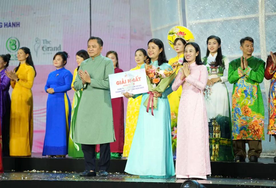 Phó Chủ tịch UBND TPHCM Nguyễn Công Vinh và Chủ tịch Hội LHPN TPHCM Võ Ngọc Thanh Trúc trao giải nhất cho đội “Vàng son tên Bác”