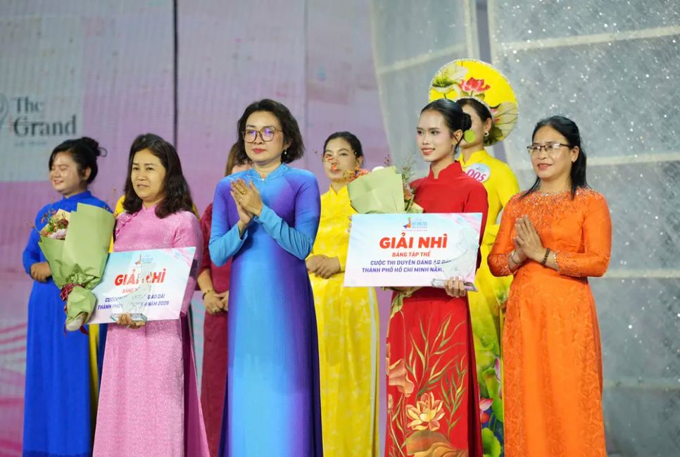 Trao giải nhì tập thể