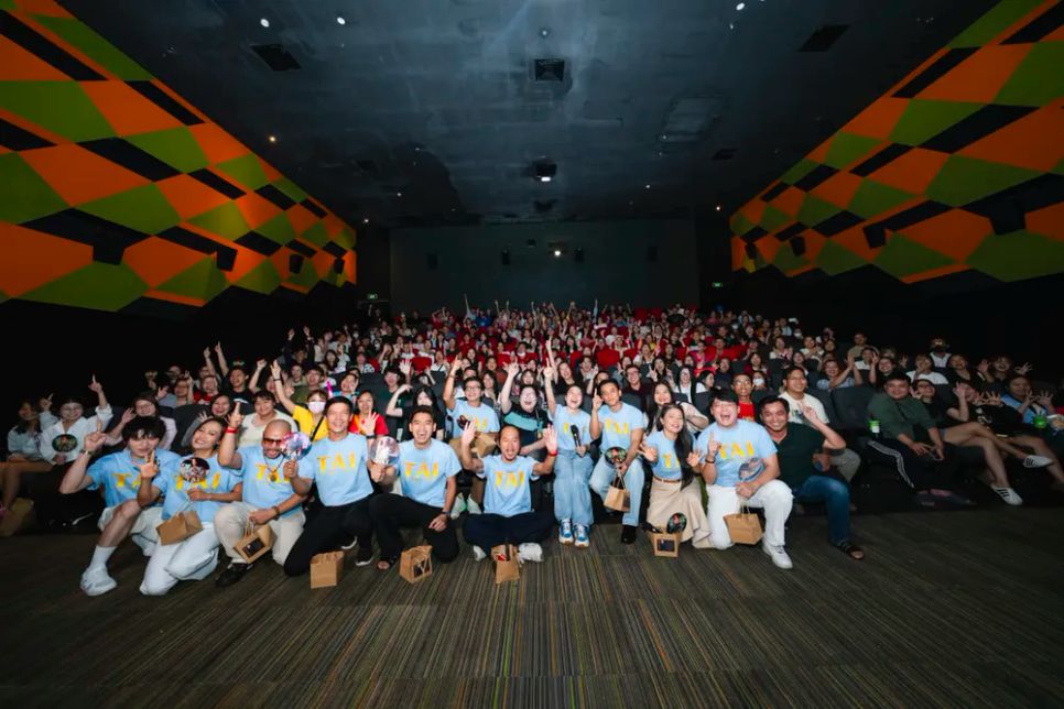 Đông đảo khán giả tham gia hoạt động giao lưu cùng đoàn phim. Ảnh: ĐPCC