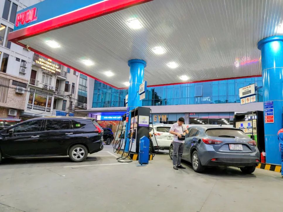 Nhiều cửa hàng xăng dầu trên địa bàn Hà Nội đảm bảo nguồn cung phục vụ người dân dù đối mặt với khó khăn do biến động của giá thế giới. Ảnh: QUỐC KHÁNH