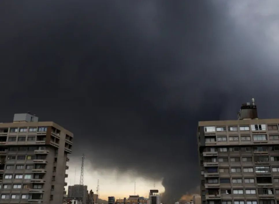 Khói đen trời sau vụ tấn công vào các kho chứa dầu ở Tehran. Ảnh: WANA