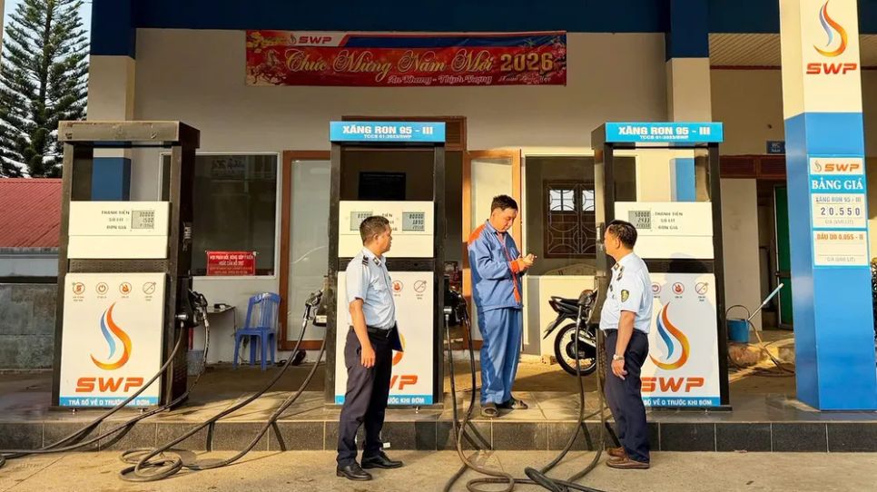 Lực lượng quản lý thị trường Gia Lai đồng loạt ra quân kiểm soát, vận động các cửa hàng, cây xăng tuân thủ đúng quy định, tránh tăng giá, ghim hàng. Ảnh: NGỌC OAI