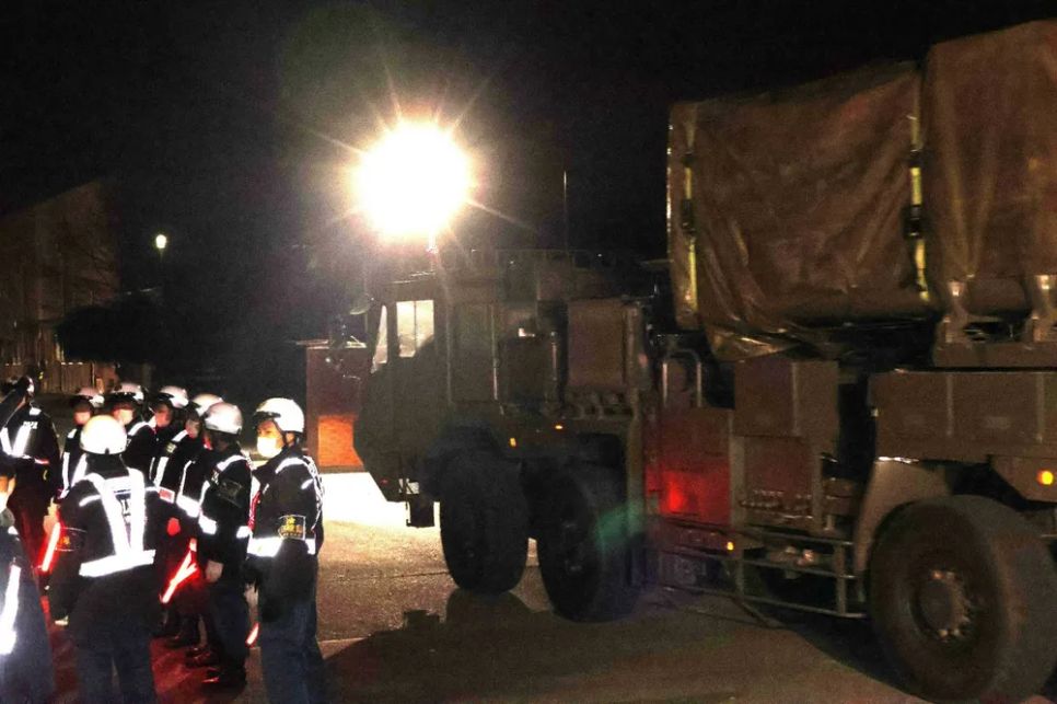 Thiết bị cho các tên lửa tầm xa hiện đại được đưa đến trại Kengun, ở tỉnh phố Kumamoto, vào sáng sớm 9-3. Ảnh: JIJI