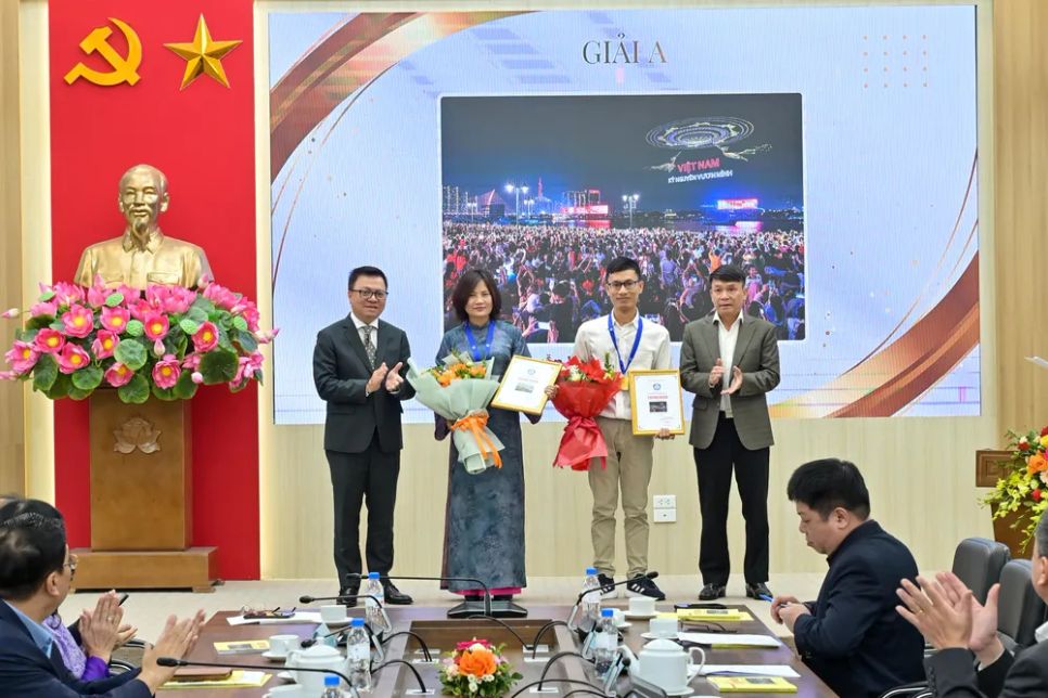 Trao giải cho 2 tác giả có tác phẩm đoạt giải A