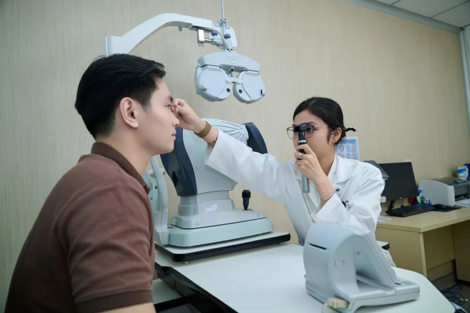 Bác sĩ Bệnh viện Mắt Á Châu thăm khám cho người bệnh