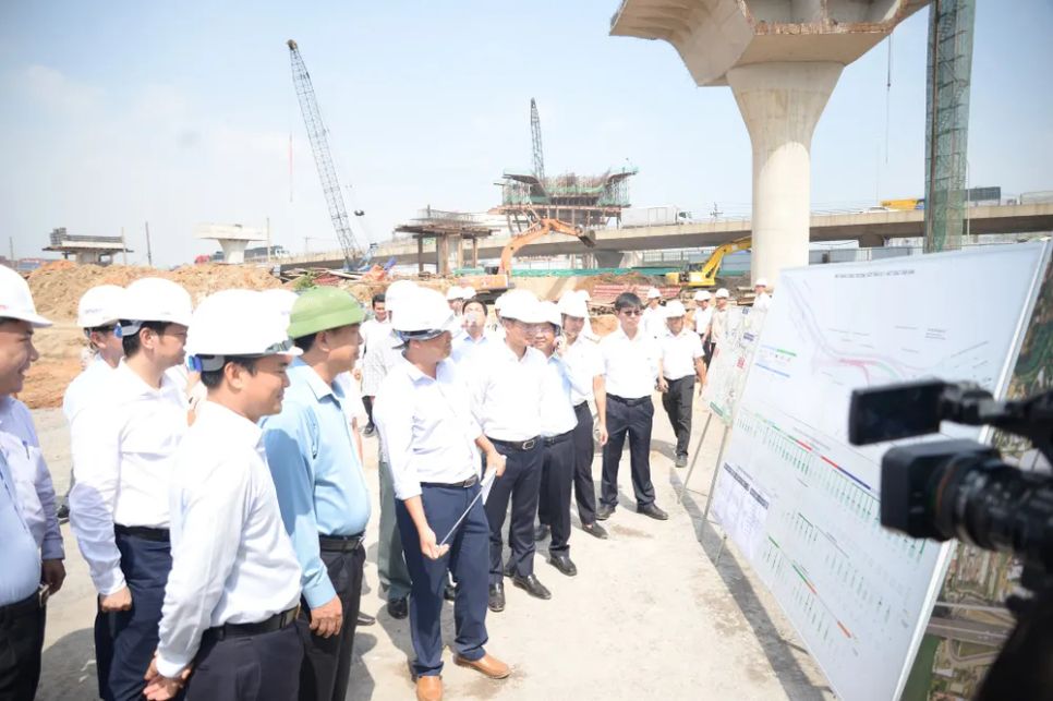 Bộ trưởng Bộ Xây dựng Trần Hồng Minh kiểm tra tiến độ các công trình giao thông trọng điểm khu vực phía Đông TPHCM. Ảnh: QUỐC HÙNG