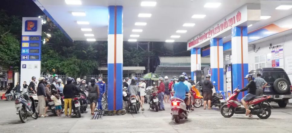 Cửa hàng xăng dầu duy trì hoạt động, cung ứng cho người dân ở đô thị Quy Nhơn, Gia Lai. Ảnh: NGỌC OAI