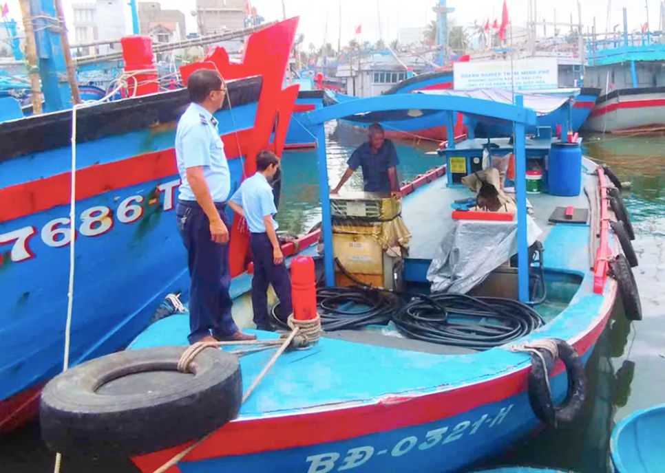 Lực lượng quản lý thị trường kiểm tra kinh doanh xăng dầu ở các cảng cá. Ảnh: XUÂN HUYÊN