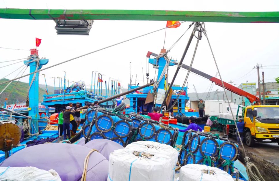 Ngư dân Gia Lai nỗ lực tiếp nhiên liệu, hàng hóa, ngư cụ vươn khơi bám biển. Ảnh: NGỌC OAI