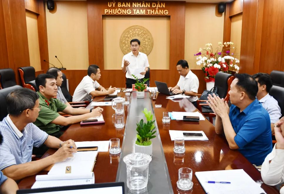 Lãnh đạo UBND phường Tam Thắng (TPHCM) thông báo kết quả kiểm định tại tầng 16 chung cư Lapen