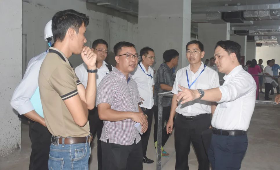 Sở Xây dựng TPHCM và các cơ quan chức năng đã kiểm tra hiện trạng ngay sau phản ánh của người dân. Ảnh: QUANG VŨ